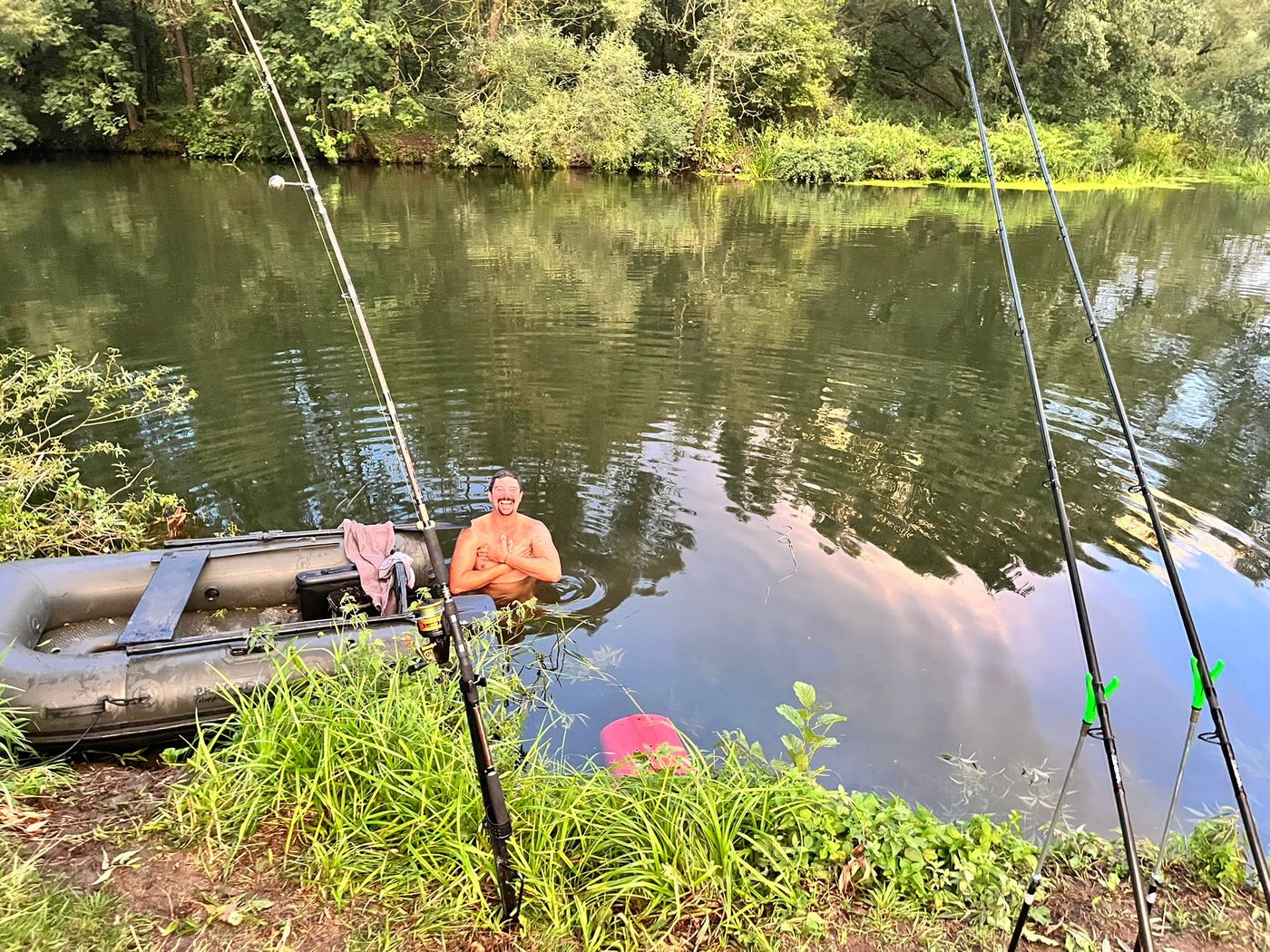Angler am Wasser am Angelplatz